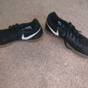 nike indoor soccer shoes